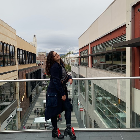 Meet your Posher, Amanda - Picture 2 of 5